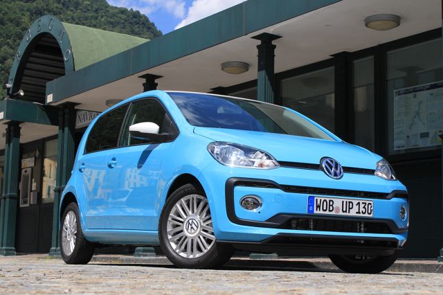 Volkswagen up!
Autko otrzymało przeprojektowane zderzaki, zmieniono też nieco kształt przednich reflektorów, które otrzymały światła do jazdy dziennej LED, a w lusterka zewnętrzne wbudowane zostały kierunkowskazy. Odświeżonego Volkswagena up! zamówić będzie można z 13 nowymi kolorami nadwozia, ale też z 3 różnymi kolorami dachu – czarnym, białym i szarym.
Fot. Karol Biela Volkswagen up!
Autko otrzymało przeprojektowane zderzaki, zmieniono też nieco kształt przednich reflektorów, które otrzymały światła do jazdy dziennej LED, a w lusterka zewnętrzne wbudowane zostały kierunkowskazy. Odświeżonego Volkswagena up! zamówić będzie można z 13 nowymi kolorami nadwozia, ale też z 3 różnymi kolorami dachu – czarnym, białym i szarym.
Fot. Karol Biela