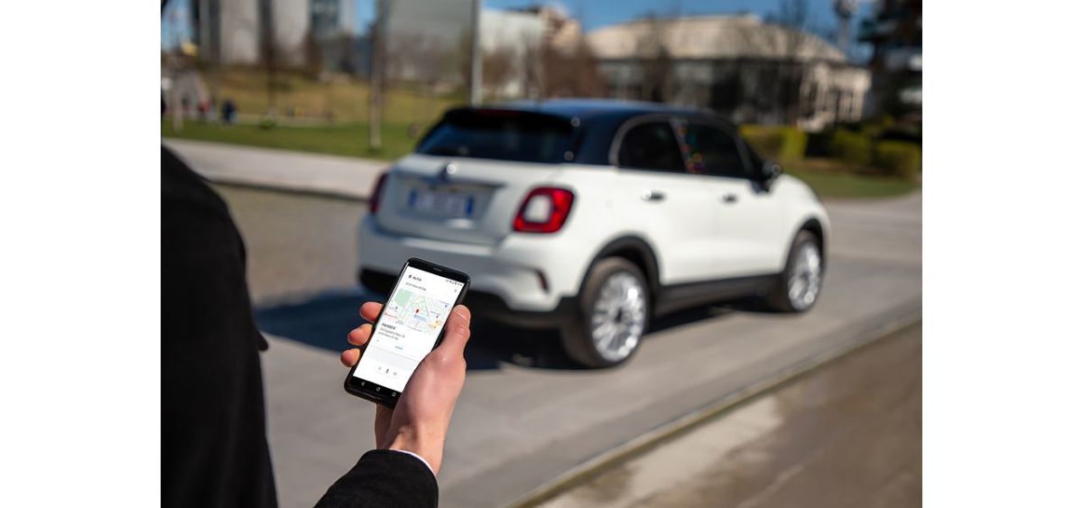 Fiat 500 z asystentem Google
Fiat i Google łączą siły w ramach ekskluzywnej współpracy pod nazwą „500 Hey Google”. W jej ramach powstanie seria specjalna nowej rodziny 500, która dzięki integracji Mopar Connect i usług oferowanych przez Asystenta Google w „My Fiat Action”, umożliwia klientom łączność ze swoim samochodem nawet wtedy, gdy są od niego oddaleni. Za pomocą poleceń głosowych użytkownik może prosić o informacje o samochodzie i je otrzymywać oraz wchodzić z nim w interakcję.
Fot. Fiat
Fiat 500 z asystentem Google
Fiat i Google łączą siły w ramach ekskluzywnej współpracy pod nazwą „500 Hey Google”. W jej ramach powstanie seria specjalna nowej rodziny 500, która dzięki integracji Mopar Connect i usług oferowanych przez Asystenta Google w „My Fiat Action”, umożliwia klientom łączność ze swoim samochodem nawet wtedy, gdy są od niego oddaleni. Za pomocą poleceń głosowych użytkownik może prosić o informacje o samochodzie i je otrzymywać oraz wchodzić z nim w interakcję.
Fot. Fiat