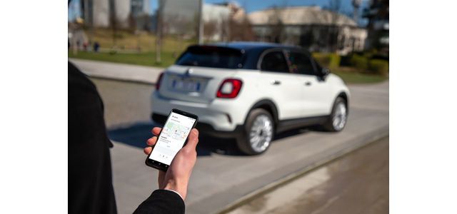 Fiat 500 z asystentem Google
Fiat i Google łączą siły w ramach ekskluzywnej współpracy pod nazwą „500 Hey Google”. W jej ramach powstanie seria specjalna nowej rodziny 500, która dzięki integracji Mopar Connect i usług oferowanych przez Asystenta Google w „My Fiat Action”, umożliwia klientom łączność ze swoim samochodem nawet wtedy, gdy są od niego oddaleni. Za pomocą poleceń głosowych użytkownik może prosić o informacje o samochodzie i je otrzymywać oraz wchodzić z nim w interakcję.
Fot. Fiat
Fiat 500 z asystentem Google
Fiat i Google łączą siły w ramach ekskluzywnej współpracy pod nazwą „500 Hey Google”. W jej ramach powstanie seria specjalna nowej rodziny 500, która dzięki integracji Mopar Connect i usług oferowanych przez Asystenta Google w „My Fiat Action”, umożliwia klientom łączność ze swoim samochodem nawet wtedy, gdy są od niego oddaleni. Za pomocą poleceń głosowych użytkownik może prosić o informacje o samochodzie i je otrzymywać oraz wchodzić z nim w interakcję.
Fot. Fiat
