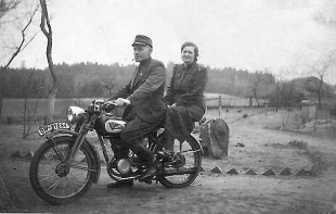 Jan i Bronisława Antczakowie i Victoria 99. Lata wojny. Taki motorower - motocykl z rowerowymi pedałami kosztował w Niemczech w 1939 roku 321 Reichsmarek