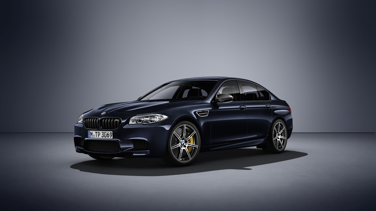 BMW M5 Competition Edition
Za napęd odpowiada silnik V8 4.4 l. Moc jednak nie wynosi standardowo 560 KM, ale 600 KM. Moment obrotowy natomiast wzrósł z 680 Nm do do 700 Nm. Jak deklaruje producent, auto do 100 km/h przyspiesza w 3,9 s.
Fot. BMW BMW M5 Competition Edition
Za napęd odpowiada silnik V8 4.4 l. Moc jednak nie wynosi standardowo 560 KM, ale 600 KM. Moment obrotowy natomiast wzrósł z 680 Nm do do 700 Nm. Jak deklaruje producent, auto do 100 km/h przyspiesza w 3,9 s.
Fot. BMW