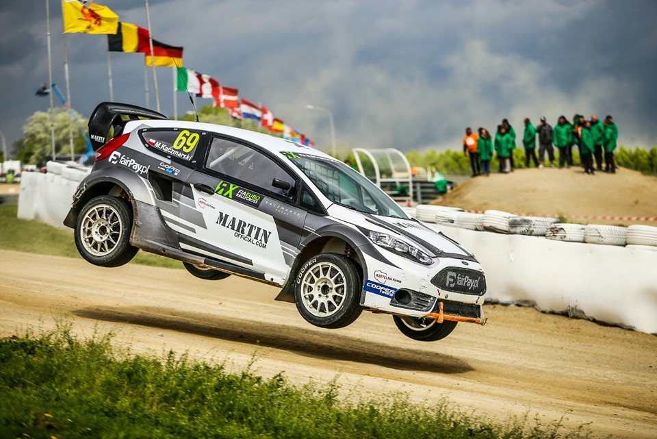 Ford Fiesta ST RX
Wyglądem niewiele różni się od seryjnej Fiesty, a to jedna z najszybszych wyścigówek świata. Moc ponad 600 koni mechanicznych i potężna turbosprężarka sprawiają, że samochód przyśpiesza od 0 do 100 km/h w niecałe 2 sekundy, czyli szybciej, niż bolid F1.
Fot. materiały prasowe Ford Fiesta ST RX
Wyglądem niewiele różni się od seryjnej Fiesty, a to jedna z najszybszych wyścigówek świata. Moc ponad 600 koni mechanicznych i potężna turbosprężarka sprawiają, że samochód przyśpiesza od 0 do 100 km/h w niecałe 2 sekundy, czyli szybciej, niż bolid F1.
Fot. materiały prasowe