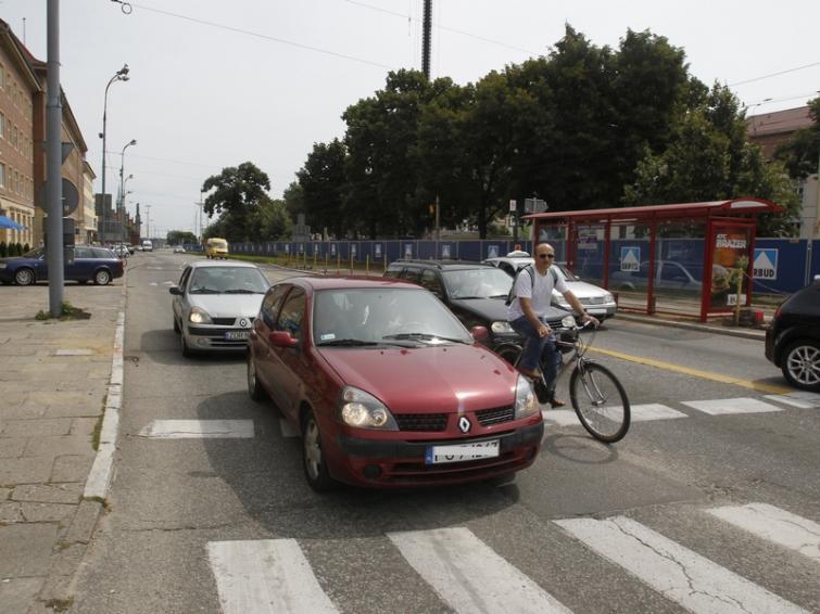 Szczecin: Kierowcy nagminnie łamią przepisy na Placu Żołnierza Szczecin: Kierowcy nagminnie łamią przepisy na Placu Żołnierza