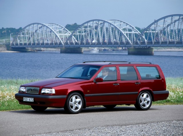 Volvo 850
Volvo 850 to samochód, który pokazał nowe oblicze Volvo. Samochód powstał w ramach programu Galaxy, który zakładał całkowitą modernizację całej oferty Volvo i sięgnięcie motoryzacyjnych gwiazd. To właśnie tym aucie zastosowano 5-cylindrowy silnik, który napędzał przednie koła. Seria 850 odnosiła ogromne sukcesy na torach wyścigowych, również w wersji kombi, była również pierwszym modelem z napędem na cztery koła.
Fot. Volvo Volvo 850
Volvo 850 to samochód, który pokazał nowe oblicze Volvo. Samochód powstał w ramach programu Galaxy, który zakładał całkowitą modernizację całej oferty Volvo i sięgnięcie motoryzacyjnych gwiazd. To właśnie tym aucie zastosowano 5-cylindrowy silnik, który napędzał przednie koła. Seria 850 odnosiła ogromne sukcesy na torach wyścigowych, również w wersji kombi, była również pierwszym modelem z napędem na cztery koła.
Fot. Volvo