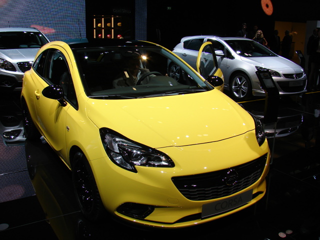 Opel Corsa 2014. Asystent parkowania rozpoznaje wolne
