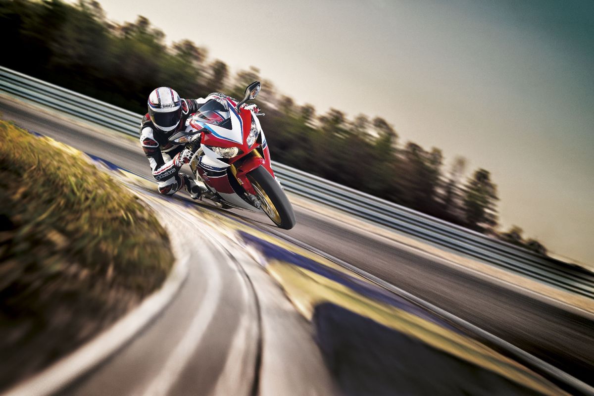 Stworzona z myślą o torze wyścigowym wersja CBR1000RR Fireblade wyposażona w zawieszenie Ohlins, przedni układ hamulcowy Brembo mono block, pojedynczą kanapę. Malowanie Tricolor HRC. Modyfikacje głowicy silnika oraz większa moc znana ze standardowego CBR1000RR model 2014., Fot: Honda Stworzona z myślą o torze wyścigowym wersja CBR1000RR Fireblade wyposażona w zawieszenie Ohlins, przedni układ hamulcowy Brembo mono block, pojedynczą kanapę. Malowanie Tricolor HRC. Modyfikacje głowicy silnika oraz większa moc znana ze standardowego CBR1000RR model 2014., Fot: Honda