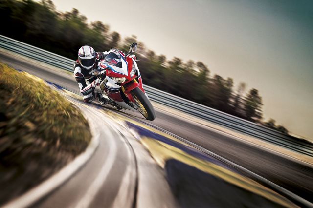Stworzona z myślą o torze wyścigowym wersja CBR1000RR Fireblade wyposażona w zawieszenie Ohlins, przedni układ hamulcowy Brembo mono block, pojedynczą kanapę. Malowanie Tricolor HRC. Modyfikacje głowicy silnika oraz większa moc znana ze standardowego CBR1000RR model 2014., Fot: Honda Stworzona z myślą o torze wyścigowym wersja CBR1000RR Fireblade wyposażona w zawieszenie Ohlins, przedni układ hamulcowy Brembo mono block, pojedynczą kanapę. Malowanie Tricolor HRC. Modyfikacje głowicy silnika oraz większa moc znana ze standardowego CBR1000RR model 2014., Fot: Honda