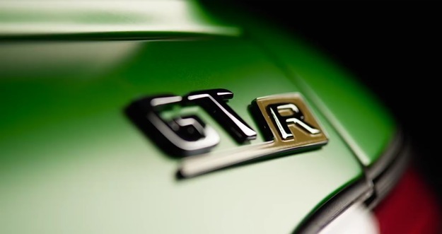 Mercedes AMG GT R 

4-litrowy motor V8 biturbo generuje 585 KM mocy oraz 700 Nm momentu obrotowego. Dzięki niemu auto do 100 km/h przyspieszy w 3,6 s, natomiast prędkość maksymalna wynosi 318 km/h.

Fot. Mercedes 