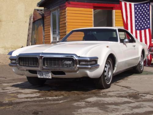 Oldsmobile Toronado był pierwszym powojennym samochodem amerykańskim z przednim napędem. Produkcję r Oldsmobile Toronado był pierwszym powojennym samochodem amerykańskim z przednim napędem. Produkcję r