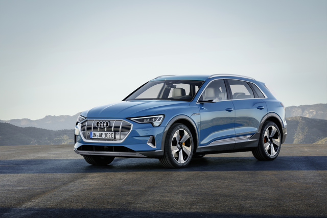 Audi e-tron
Pierwsze dostawy do klientów w Polsce rozpoczną się na początku 2019 roku.
Fot. Audi Audi e-tron
Pierwsze dostawy do klientów w Polsce rozpoczną się na początku 2019 roku.
Fot. Audi