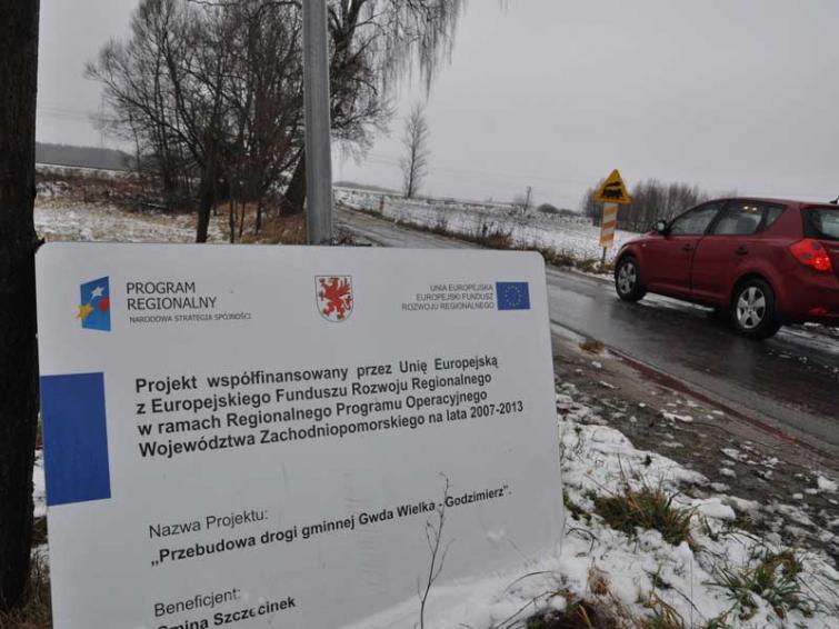 Droga z przerwą pod Szczecinkiem. Asfalt dorobią później Droga z przerwą pod Szczecinkiem. Asfalt dorobią później