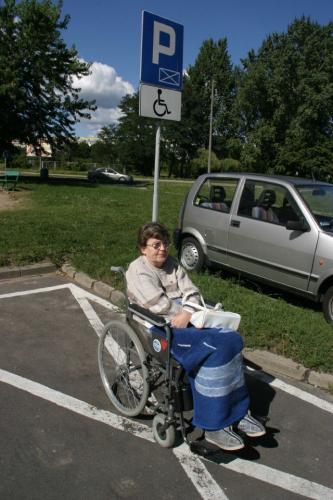 Fot. Robert Kwiatek: Za zaparkowanie nieupawnionego samochodu w miejscu dla inwalidów grozi założenie blokady i mandat od 20 do 500 zł. Fot. Robert Kwiatek: Za zaparkowanie nieupawnionego samochodu w miejscu dla inwalidów grozi założenie blokady i mandat od 20 do 500 zł.