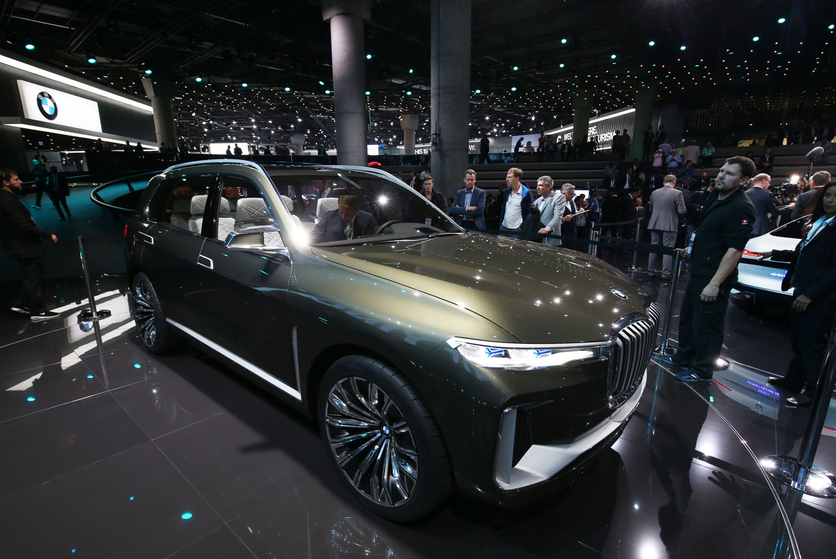 BMW X7 iPerformance Concept
BMW X7 iPerformance Concept zostało zaprezentowane podczas trwającego salonu samochodowego we Frankfurcie. To auto ma być przedsmakiem tego, czego możemy spodziewać się po produkcyjnym X7, którego premiera ma mieć miejsce w przyszłym roku.
Fot. Newspress BMW X7 iPerformance Concept
BMW X7 iPerformance Concept zostało zaprezentowane podczas trwającego salonu samochodowego we Frankfurcie. To auto ma być przedsmakiem tego, czego możemy spodziewać się po produkcyjnym X7, którego premiera ma mieć miejsce w przyszłym roku.
Fot. Newspress