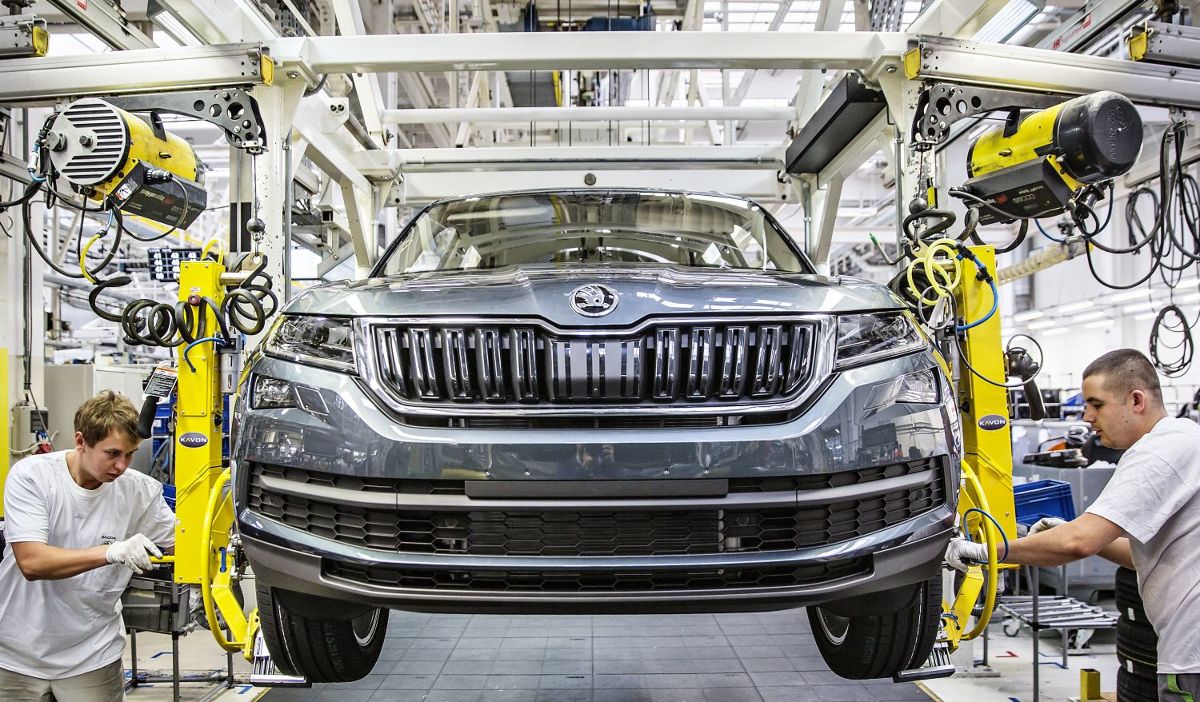 Skoda Kodiaq
Skoda Kodiaq z silnikiem 1.4 TSI o mocy 125 KM, manualną skrzynią 6-biegową oraz napędem na przednie koła została wyceniona na 89 900 zł.
Fot. Skoda Skoda Kodiaq
Skoda Kodiaq z silnikiem 1.4 TSI o mocy 125 KM, manualną skrzynią 6-biegową oraz napędem na przednie koła została wyceniona na 89 900 zł.
Fot. Skoda