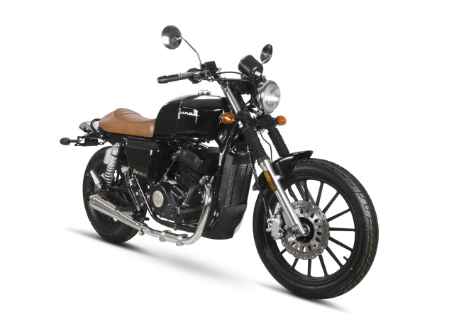 Junak M14
Nowy M14 to konstrukcyjny brat innych motocykli tej serii. Sercem Junaka jest dwucylindrowy, czterozaworowy, rzędowy silnik 125 o mocy nieco ponad 10 KM, który napędza również model M11 czy M16. To trwała jednostka chłodzona cieczą i posiadająca układ wtryskowy.
Fot. Junak Junak M14
Nowy M14 to konstrukcyjny brat innych motocykli tej serii. Sercem Junaka jest dwucylindrowy, czterozaworowy, rzędowy silnik 125 o mocy nieco ponad 10 KM, który napędza również model M11 czy M16. To trwała jednostka chłodzona cieczą i posiadająca układ wtryskowy.
Fot. Junak