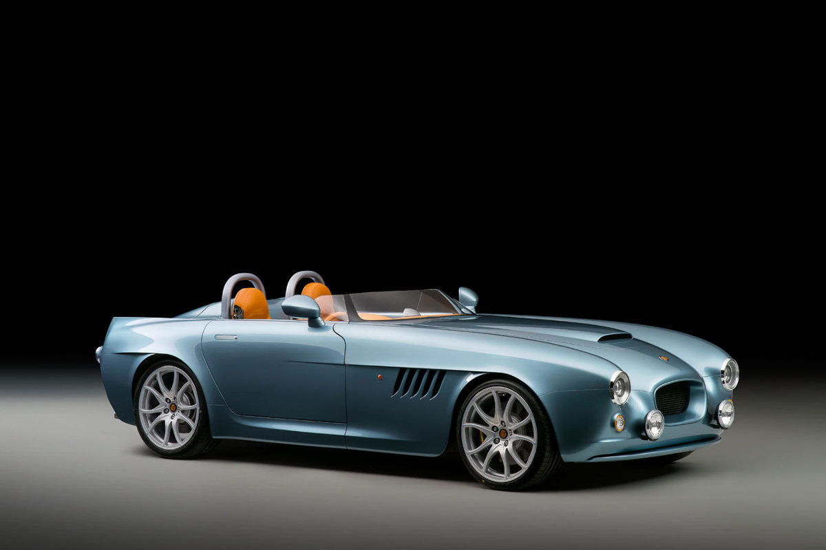 Bristol Bullet
Za napęd odpowiada silnik z BMW. To 4.8-litrowa jednostka V8 dostarczająca 370 KM mocy napędzająca tylne koła. Do 100 km/h Bristol Bullet przyspiesza w 3,8 s, natomiast prędkość maksymalna wynosi ponad 250 km/h
Fot. Bristol Bristol Bullet
Za napęd odpowiada silnik z BMW. To 4.8-litrowa jednostka V8 dostarczająca 370 KM mocy napędzająca tylne koła. Do 100 km/h Bristol Bullet przyspiesza w 3,8 s, natomiast prędkość maksymalna wynosi ponad 250 km/h
Fot. Bristol