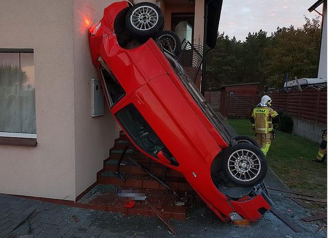 Niektóre ze zdarzeń drogowych potrafią.... zaskoczyć. Do takiego doszło w miejscowości Chałupy w województwie pomorskim.
Fot. Policja.pl Niektóre ze zdarzeń drogowych potrafią.... zaskoczyć. Do takiego doszło w miejscowości Chałupy w województwie pomorskim.
Fot. Policja.pl