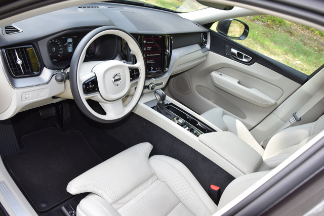 Volvo XC60
W naszym teście Volvo XC60 II generacji w wersji Inscription z silnikiem D4 2.0 o mocy 190 KM z 8-biegową, automatyczną skrzynią biegów Geartronic i napędem 4x4. Mierzy prawie 4,7 m długości, do 100 km/h rozpędza się w 8,4 sekundy i osiąga prędkość maksymalną 205 km/h. W prezentowanej wersji kosztuje 217 400 zł.
Fot. Marcin Rejmer Volvo XC60
W naszym teście Volvo XC60 II generacji w wersji Inscription z silnikiem D4 2.0 o mocy 190 KM z 8-biegową, automatyczną skrzynią biegów Geartronic i napędem 4x4. Mierzy prawie 4,7 m długości, do 100 km/h rozpędza się w 8,4 sekundy i osiąga prędkość maksymalną 205 km/h. W prezentowanej wersji kosztuje 217 400 zł.
Fot. Marcin Rejmer