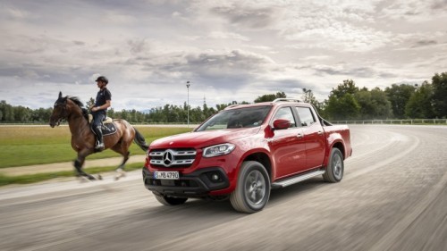 Mercedes Klasy X
Nowy flagowy model X 350 d 4MATIC posiada 3-litrowy sześciocylindrowy silnik wysokoprężny z bezpośrednim wtryskiem common-rai. Jednostka oferuje 258 KM przy maksymalnym momencie obrotowym 550 Nm. Pickup przyspiesza do 100 km w 7,9 sekundy.
Fot. Mercedes-Benz Mercedes Klasy X
Nowy flagowy model X 350 d 4MATIC posiada 3-litrowy sześciocylindrowy silnik wysokoprężny z bezpośrednim wtryskiem common-rai. Jednostka oferuje 258 KM przy maksymalnym momencie obrotowym 550 Nm. Pickup przyspiesza do 100 km w 7,9 sekundy.
Fot. Mercedes-Benz