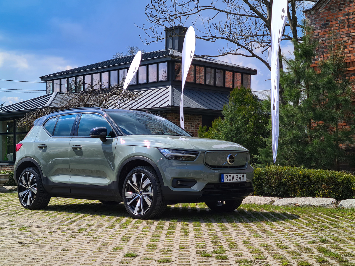 Volvo już jakiś czas temu zapowiedziało, że do 2030 roku całkowicie zrezygnuje z samochodów o napędzie spalinowym. Jeśli przyszłość tej szwedzkiej marki ma wyglądać tak, jak zaprezentowany w Polsce model XC40 P8 Recharge, to ja nie mam nic przeciwko! Jak spisuje się w mieście i w trasie? Jak wygląda zasięg deklarowany i realny? Poznajmy bliżej szwedzkiego elektryka.
Fot. Kamil Rogala Volvo już jakiś czas temu zapowiedziało, że do 2030 roku całkowicie zrezygnuje z samochodów o napędzie spalinowym. Jeśli przyszłość tej szwedzkiej marki ma wyglądać tak, jak zaprezentowany w Polsce model XC40 P8 Recharge, to ja nie mam nic przeciwko! Jak spisuje się w mieście i w trasie? Jak wygląda zasięg deklarowany i realny? Poznajmy bliżej szwedzkiego elektryka.
Fot. Kamil Rogala