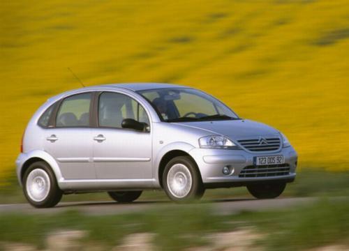 Fot. Citroen: Okazuje się, że mały samochód może być oryginalny. Citroen C3 niewątpliwie wyróżnia się wyglądem, a przy okazji ma dość przestronne wnętrze. Fot. Citroen: Okazuje się, że mały samochód może być oryginalny. Citroen C3 niewątpliwie wyróżnia się wyglądem, a przy okazji ma dość przestronne wnętrze.