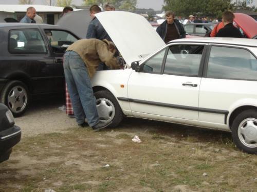 Fot. Maciej Pobocha: Volkswagen Polo z wysokoprężnym silnikiem 1,4 l z lat 1991 –1992 kosztuje 4,5 – 6 tys. złotych. Ze względu na duży przebieg, takie egzemplarze są kosztowne w naprawie. Fot. Maciej Pobocha: Volkswagen Polo z wysokoprężnym silnikiem 1,4 l z lat 1991 –1992 kosztuje 4,5 – 6 tys. złotych. Ze względu na duży przebieg, takie egzemplarze są kosztowne w naprawie.