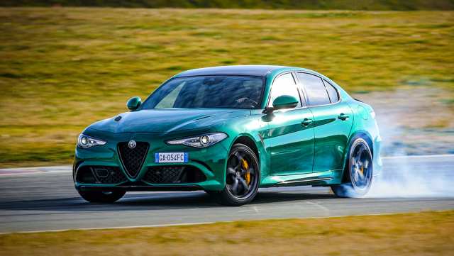 Alfa Romeo Giulia Quadrifoglio
Bez zmian pozostała jednostka napędowa. Giulia Quadrifoglio jest napędzana całkowicie aluminiowym, podwójnie turbodoładowanym silnikiem benzynowym V6 o pojemności 2,9 litra, który rozwija 503 KM i ma moment obrotowy wynoszący 600 Nm. Moc przekazywana jest na tylne koła za pośrednictwem ośmiobiegowej automatycznej skrzyni biegów.
Fot. Alfa Romeo Alfa Romeo Giulia Quadrifoglio
Bez zmian pozostała jednostka napędowa. Giulia Quadrifoglio jest napędzana całkowicie aluminiowym, podwójnie turbodoładowanym silnikiem benzynowym V6 o pojemności 2,9 litra, który rozwija 503 KM i ma moment obrotowy wynoszący 600 Nm. Moc przekazywana jest na tylne koła za pośrednictwem ośmiobiegowej automatycznej skrzyni biegów.
Fot. Alfa Romeo