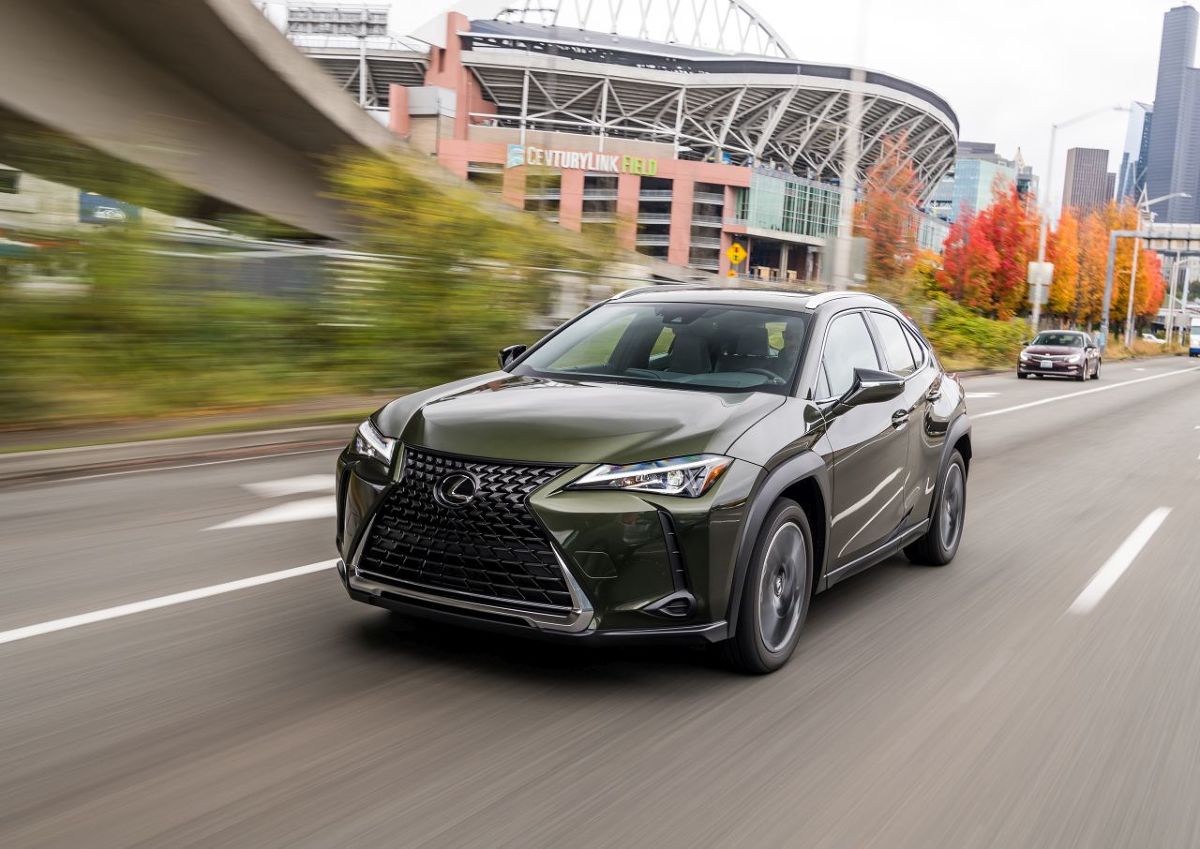 Hybrydowy Lexus UX i Toyota RAV4 to najoszczędniejsze SUV-y pod względem zużycia paliwa na rynku. Tak wynika z testów w rzeczywistych warunkach drogowych, przeprowadzonych przez największą i najbardziej prestiżową organizację konsumencką w USA, Consumer Reports. W pierwszej dziesiątce rankingu znalazły się niemal wyłącznie japońskie modele, z jednym wyjątkiem w postaci SUV-a produkcji General Motors.
Fot. Producenci Hybrydowy Lexus UX i Toyota RAV4 to najoszczędniejsze SUV-y pod względem zużycia paliwa na rynku. Tak wynika z testów w rzeczywistych warunkach drogowych, przeprowadzonych przez największą i najbardziej prestiżową organizację konsumencką w USA, Consumer Reports. W pierwszej dziesiątce rankingu znalazły się niemal wyłącznie japońskie modele, z jednym wyjątkiem w postaci SUV-a produkcji General Motors.
Fot. Producenci