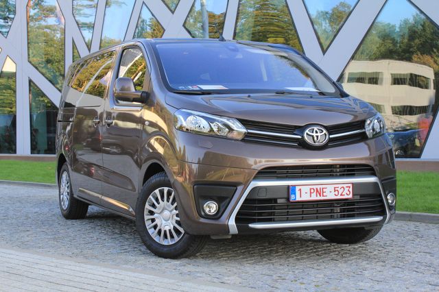 Toyota ProAce Verso.
Wszystkie zespoły napędowe wraz ze skrzyniami biegów, które montowane są w nowej Toyocie ProAce to konstrukcje koncernu PSA. Wszystkie silniki to 4-cylindrowe konstrukcje wysokoprężne, które spełniają emisję spalin Euro 6 i wyposażone są w technologię SCR. Według oficjalnych danych zbiornik płynu AdBlue o pojemności 22,4 litra starczyć powinien na przejechanie około 15 tysięcy kilometrów.
Fot. Karol Biela Toyota ProAce Verso.
Wszystkie zespoły napędowe wraz ze skrzyniami biegów, które montowane są w nowej Toyocie ProAce to konstrukcje koncernu PSA. Wszystkie silniki to 4-cylindrowe konstrukcje wysokoprężne, które spełniają emisję spalin Euro 6 i wyposażone są w technologię SCR. Według oficjalnych danych zbiornik płynu AdBlue o pojemności 22,4 litra starczyć powinien na przejechanie około 15 tysięcy kilometrów.
Fot. Karol Biela