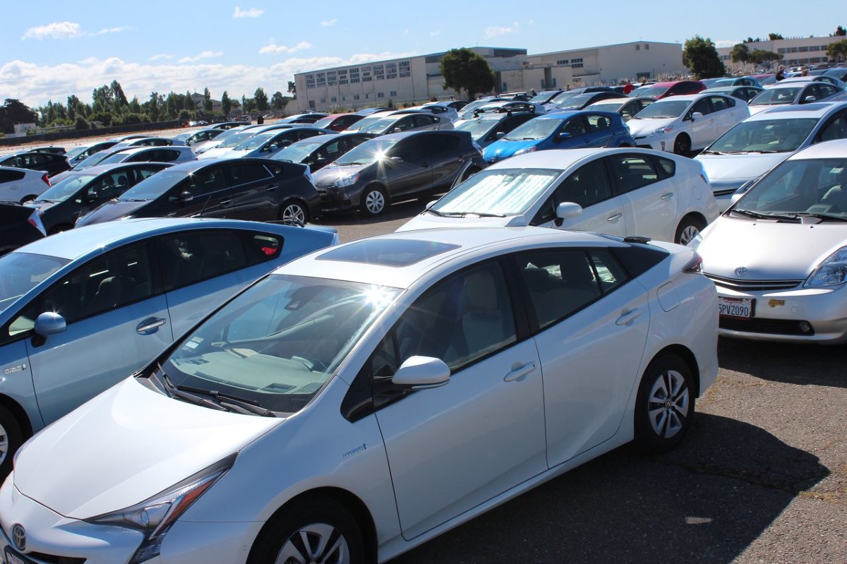 Toyota USA ustanowiła nowy Rekord Guinnessa w kategorii największej liczby samochodów biorących udział w paradzie hybryd. Na nieczynnym lotnisku wojskowym w Alamedzie w Kalifornii zebrało się w sobotę 332 właścicieli Priusów. W imprezie wzięło udział także kilka Priusów najnowszej, czwartej generacji / Fot. Toyota Toyota USA ustanowiła nowy Rekord Guinnessa w kategorii największej liczby samochodów biorących udział w paradzie hybryd. Na nieczynnym lotnisku wojskowym w Alamedzie w Kalifornii zebrało się w sobotę 332 właścicieli Priusów. W imprezie wzięło udział także kilka Priusów najnowszej, czwartej generacji / Fot. Toyota