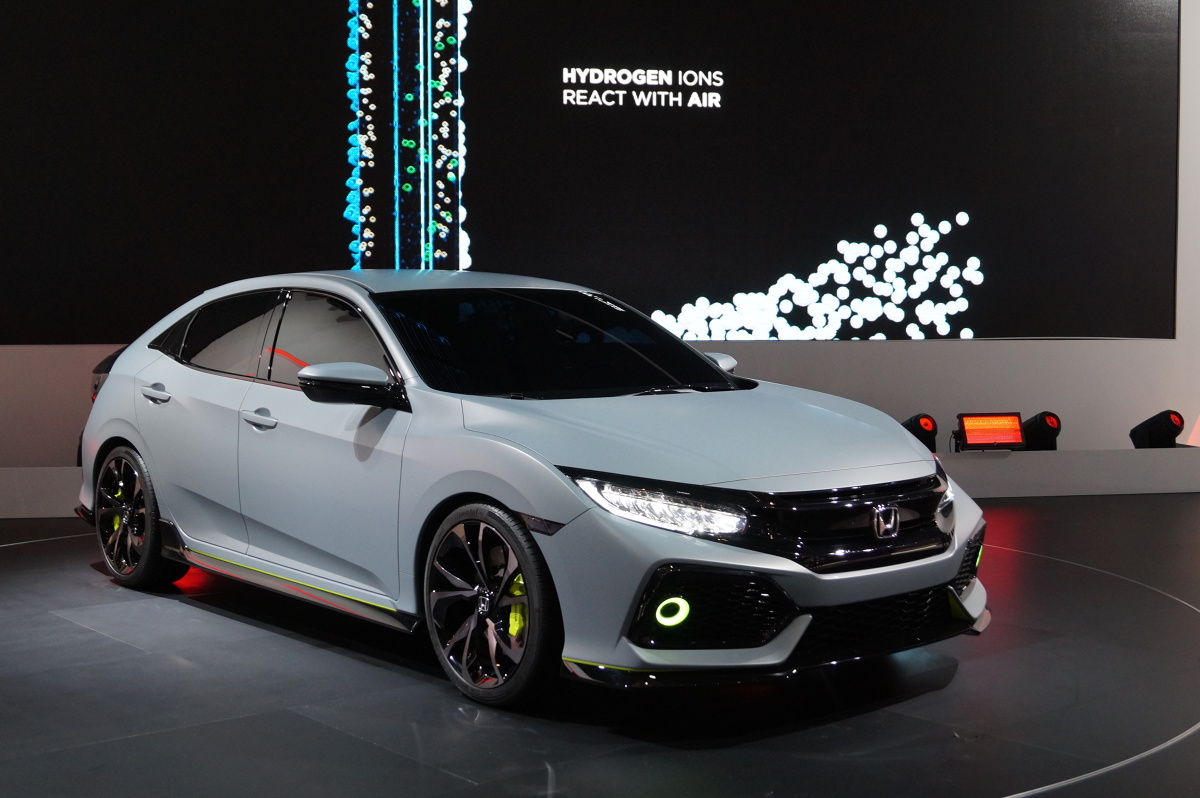 onda Civic Hatchback Prototype posiada ledowe reflektory oraz duże wloty powietrza o strukturze plastra miodu. Wzrok przyciągają także dwie końcówki układu wydechowego. Dostrzec możemy także dwie lotki / Fot. Tomasz Szmandra onda Civic Hatchback Prototype posiada ledowe reflektory oraz duże wloty powietrza o strukturze plastra miodu. Wzrok przyciągają także dwie końcówki układu wydechowego. Dostrzec możemy także dwie lotki / Fot. Tomasz Szmandra