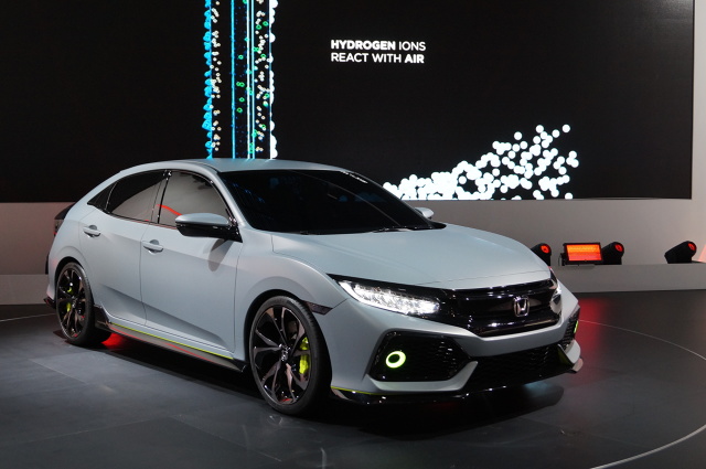 onda Civic Hatchback Prototype posiada ledowe reflektory oraz duże wloty powietrza o strukturze plastra miodu. Wzrok przyciągają także dwie końcówki układu wydechowego. Dostrzec możemy także dwie lotki / Fot. Tomasz Szmandra onda Civic Hatchback Prototype posiada ledowe reflektory oraz duże wloty powietrza o strukturze plastra miodu. Wzrok przyciągają także dwie końcówki układu wydechowego. Dostrzec możemy także dwie lotki / Fot. Tomasz Szmandra