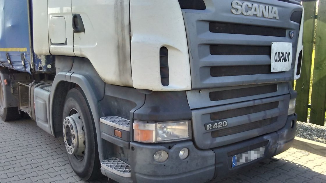 Skontrolowany przez śląską Inspekcję Transportu Drogowego kierowca, prowadził pojazd niedopuszczony do ruchu. Ciężarówka była w złym stanie technicznym. Kierowca naruszył również wakacyjny zakaz ruchu.
Fot. GITD Skontrolowany przez śląską Inspekcję Transportu Drogowego kierowca, prowadził pojazd niedopuszczony do ruchu. Ciężarówka była w złym stanie technicznym. Kierowca naruszył również wakacyjny zakaz ruchu.
Fot. GITD