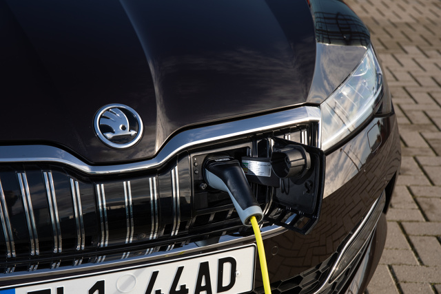 Skoda Superb iV
Do sprzedaży wszedł model Superb iV, pierwsze auto Skody z napędem hybrydowym. Zastosowano w nim układ typu plug-in, czyli baterie pojazdu można ładować z typowego elektrycznego gniazdka.
Fot. Skoda Skoda Superb iV
Do sprzedaży wszedł model Superb iV, pierwsze auto Skody z napędem hybrydowym. Zastosowano w nim układ typu plug-in, czyli baterie pojazdu można ładować z typowego elektrycznego gniazdka.
Fot. Skoda