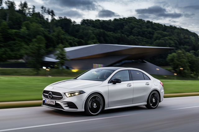 Ceny najnowszego przedstawiciela rodziny kompaktowych modeli Mercedes-Benz – Klasy A Limuzyna – zaczynają się od 126 200 zł za benzynowy wariant A 200 z silnikiem o mocy 163 KM i manualną przekładnią. Pierwsze auta pojawią się w polskich salonach na początku 2019 r.
Fot.: Mercedes Ceny najnowszego przedstawiciela rodziny kompaktowych modeli Mercedes-Benz – Klasy A Limuzyna – zaczynają się od 126 200 zł za benzynowy wariant A 200 z silnikiem o mocy 163 KM i manualną przekładnią. Pierwsze auta pojawią się w polskich salonach na początku 2019 r.
Fot.: Mercedes
