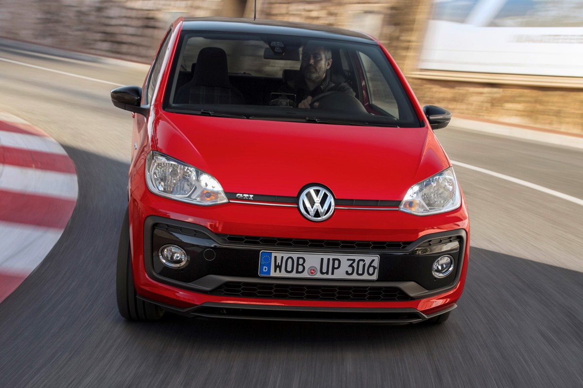 Volkswagen Up! GTI
Najmocniejszego ze wszystkich Volkswagenów Up! można poznać po typowych wyróżnikach GTI widocznych na nadwoziu, jak i we wnętrzu auta. Z przodu jest to np. czerwona linia zdobiąca krawędź wlotu powietrza osłoniętego kratką ze wzorem plastra miodu. Ponad tą linią znajduje się logo GTI. Z boku nadwozia, nad szerokimi osłonami progów widnieją dwa czarne pasy. Obudowy lusterek zewnętrznych polakierowano na czarny lśniący kolor.
Fot. Volkswagen Volkswagen Up! GTI
Najmocniejszego ze wszystkich Volkswagenów Up! można poznać po typowych wyróżnikach GTI widocznych na nadwoziu, jak i we wnętrzu auta. Z przodu jest to np. czerwona linia zdobiąca krawędź wlotu powietrza osłoniętego kratką ze wzorem plastra miodu. Ponad tą linią znajduje się logo GTI. Z boku nadwozia, nad szerokimi osłonami progów widnieją dwa czarne pasy. Obudowy lusterek zewnętrznych polakierowano na czarny lśniący kolor.
Fot. Volkswagen