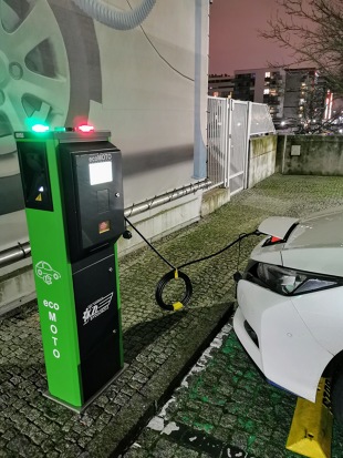 W pierwszej części raportu Motofaktów, poznaliśmy zawiłości ładowania samochodu elektrycznego w budynku wielorodzinnym, wspólnotowej hali garażowej i domu jednorodzinnym. Dziś zapraszamy na część drugą, w której zapoznamy się z niespodziankami, czyhającymi na właścicieli rozładowanych samochodów elektrycznych w miejskiej dżungli.
Fot. Jacek Wasilewski