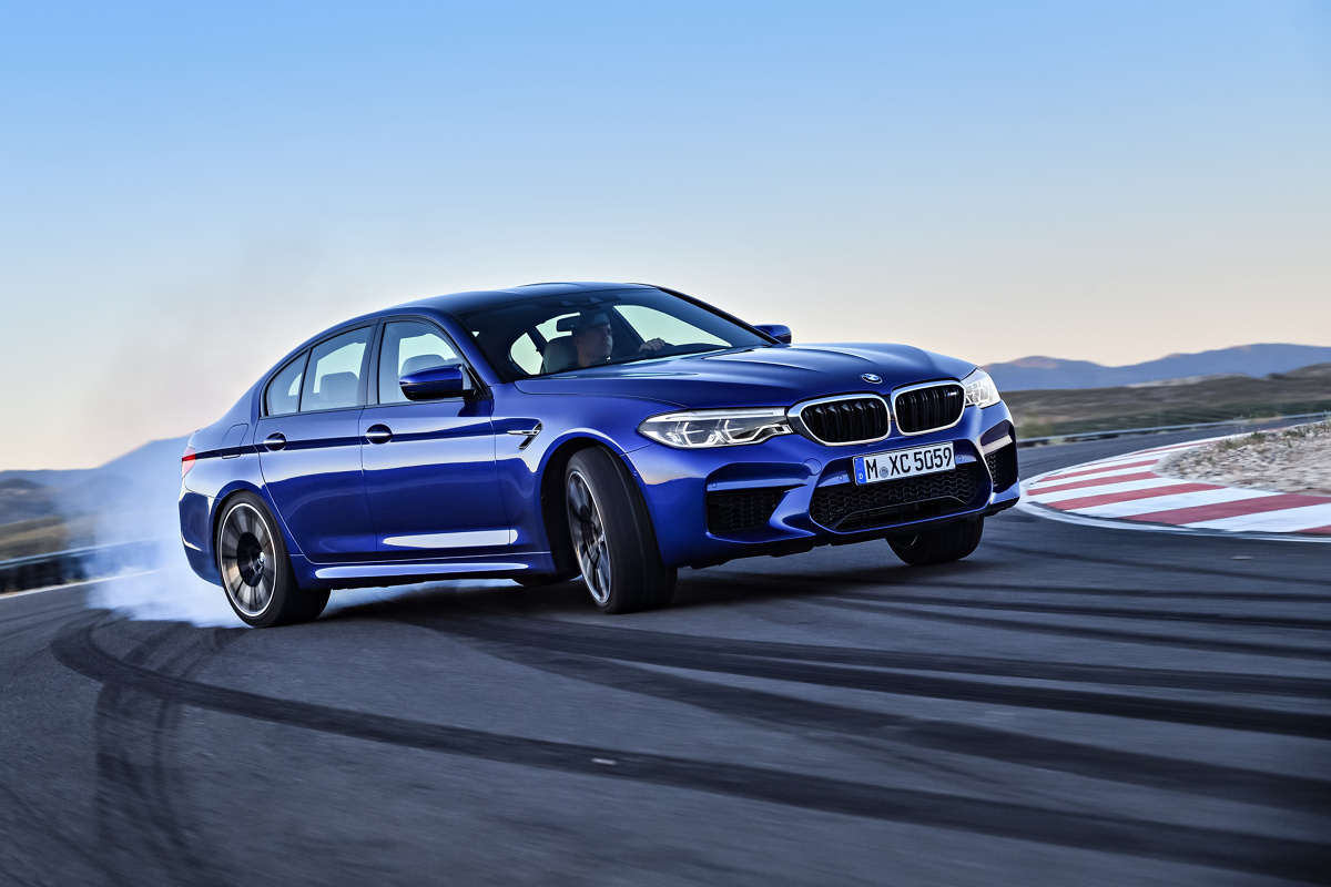 Nowe BMW M5
Wraz z nowym M5 BMW M GmbH wchodzi na nowe tereny: po raz pierwszy sportowa limuzyna będzie wyposażona w napęd na cztery koła. Tym samym BMW M5 zyska na funkcjonalności w codziennej eksploatacji na każdej nawierzchni. Jednocześnie konsekwentnie kontynuuje tradycje luksusowej czterodrzwiowej limuzyny biznesowej o wyścigowym potencjale zapoczątkowane w roku 1984 wraz z pierwszym BMW M5.
fot. BMW Nowe BMW M5
Wraz z nowym M5 BMW M GmbH wchodzi na nowe tereny: po raz pierwszy sportowa limuzyna będzie wyposażona w napęd na cztery koła. Tym samym BMW M5 zyska na funkcjonalności w codziennej eksploatacji na każdej nawierzchni. Jednocześnie konsekwentnie kontynuuje tradycje luksusowej czterodrzwiowej limuzyny biznesowej o wyścigowym potencjale zapoczątkowane w roku 1984 wraz z pierwszym BMW M5.
fot. BMW