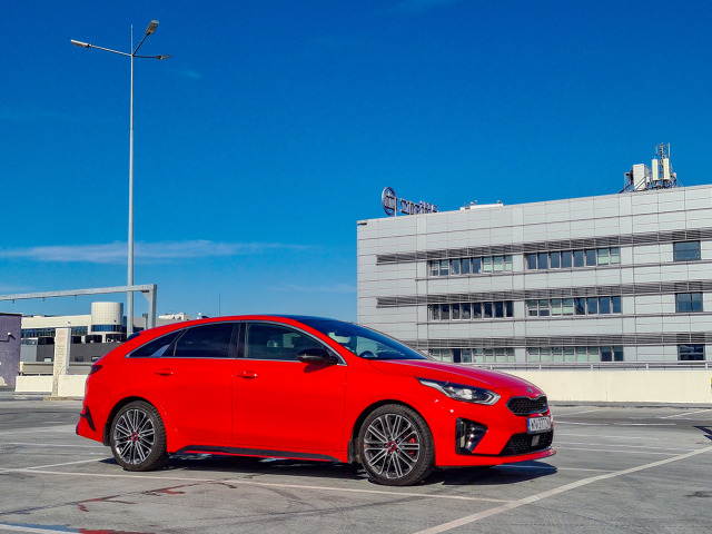 Już zdążyłem się przyzwyczaić do najróżniejszych wariacji nadwoziowych z dozą Coupe. SUV Coupe, pięciodrzwiowe Coupe, sedan Coupe czy też kombi Coupe. Niektóre wcielenia takich „miksów” są naprawdę udane, na inne trudno patrzeć. Niedawno testowałem Mercedesa CLA z nadwoziem Shooting Brake w topowej odmianie AMG i byłem zauroczony. Czy to samo czułem wobec Kii ProCeed GT?
Fot. Kamil Rogala Już zdążyłem się przyzwyczaić do najróżniejszych wariacji nadwoziowych z dozą Coupe. SUV Coupe, pięciodrzwiowe Coupe, sedan Coupe czy też kombi Coupe. Niektóre wcielenia takich „miksów” są naprawdę udane, na inne trudno patrzeć. Niedawno testowałem Mercedesa CLA z nadwoziem Shooting Brake w topowej odmianie AMG i byłem zauroczony. Czy to samo czułem wobec Kii ProCeed GT?
Fot. Kamil Rogala