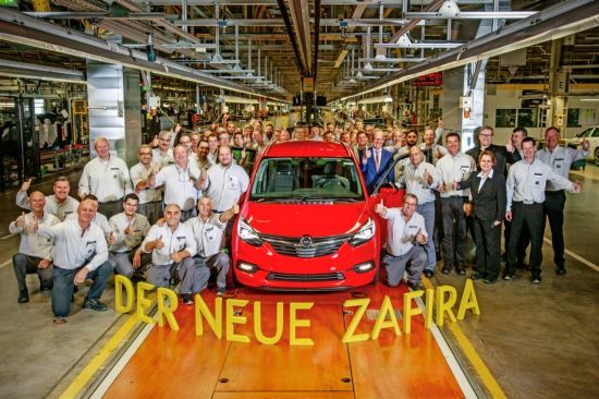Opel Zafira
Zafira upodobniła się do nowych modeli marki. Linia boczna pozostała bez zmian, ale przestylizowano przód oraz tył pojazdu. Zmieniono kształt zderzaka, świateł oraz grilla.
Fot. Opel Opel Zafira
Zafira upodobniła się do nowych modeli marki. Linia boczna pozostała bez zmian, ale przestylizowano przód oraz tył pojazdu. Zmieniono kształt zderzaka, świateł oraz grilla.
Fot. Opel
