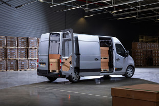 Opel Movano <br><br>Movano jest dostępny w ponad 150 fabrycznych wersjach — od furgonów poprzez kabiny z podwoziem i platformą po wersje osobowe, skrzynie ładunkowe, wywrotki i zabudowy kontenerowe.<br><br>Fot. Opel 