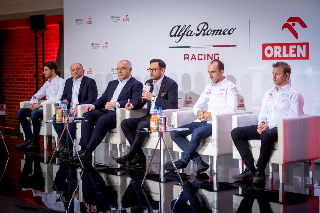 Robert Kubica, Kimi Räikkönen i Antonio Giovinazzi uczestniczyli w oficjalnej prezentacji zespołu Alfa Romeo Racing Orlen, która odbyła się w Warszawie. Pokazano także samochód w malowaniu na sezon 2020, a wśród gości w siedzibie spółki PKN Orlen pojawił się prezydent RP Andrzej Duda.
Fot. Orlen Robert Kubica, Kimi Räikkönen i Antonio Giovinazzi uczestniczyli w oficjalnej prezentacji zespołu Alfa Romeo Racing Orlen, która odbyła się w Warszawie. Pokazano także samochód w malowaniu na sezon 2020, a wśród gości w siedzibie spółki PKN Orlen pojawił się prezydent RP Andrzej Duda.
Fot. Orlen