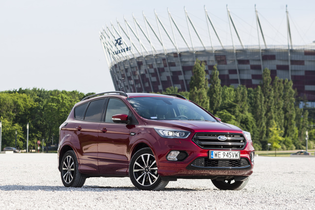 Ford Kuga
Zapytaliśmy małżonków, co ich najbardziej zaskoczyło podczas testu:
- „Prowadzenie - zawsze sądziłem, że SUV będzie bujał się w zakrętach, a precyzja ich pokonywania będzie gorsza niż w zwykłym aucie. Okazało się, że byłem w błędzie - to auto jedzie jak po szynach!,” - nie może wyjść z podziwu Piotr.
- „Mnie pozytywnie zaskoczyło wyciszenie - do tej pory myślałam, że SUV-y z racji większych gabarytów są głośne.
Fot. Motofakty.pl Ford Kuga
Zapytaliśmy małżonków, co ich najbardziej zaskoczyło podczas testu:
- „Prowadzenie - zawsze sądziłem, że SUV będzie bujał się w zakrętach, a precyzja ich pokonywania będzie gorsza niż w zwykłym aucie. Okazało się, że byłem w błędzie - to auto jedzie jak po szynach!,” - nie może wyjść z podziwu Piotr.
- „Mnie pozytywnie zaskoczyło wyciszenie - do tej pory myślałam, że SUV-y z racji większych gabarytów są głośne.
Fot. Motofakty.pl