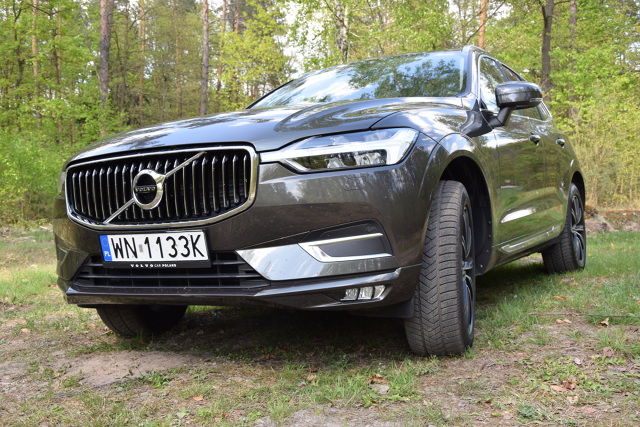 Volvo XC60
W naszym teście Volvo XC60 II generacji w wersji Inscription z silnikiem D4 2.0 o mocy 190 KM z 8-biegową, automatyczną skrzynią biegów Geartronic i napędem 4x4. Mierzy prawie 4,7 m długości, do 100 km/h rozpędza się w 8,4 sekundy i osiąga prędkość maksymalną 205 km/h. W prezentowanej wersji kosztuje 217 400 zł.
Fot. Marcin Rejmer Volvo XC60
W naszym teście Volvo XC60 II generacji w wersji Inscription z silnikiem D4 2.0 o mocy 190 KM z 8-biegową, automatyczną skrzynią biegów Geartronic i napędem 4x4. Mierzy prawie 4,7 m długości, do 100 km/h rozpędza się w 8,4 sekundy i osiąga prędkość maksymalną 205 km/h. W prezentowanej wersji kosztuje 217 400 zł.
Fot. Marcin Rejmer