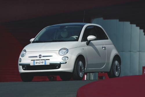 Fot. Fiat: Fiat 500 to z założenia auto miejskie dla kobiet i w tym sprawdza się znakomicie Fot. Fiat: Fiat 500 to z założenia auto miejskie dla kobiet i w tym sprawdza się znakomicie