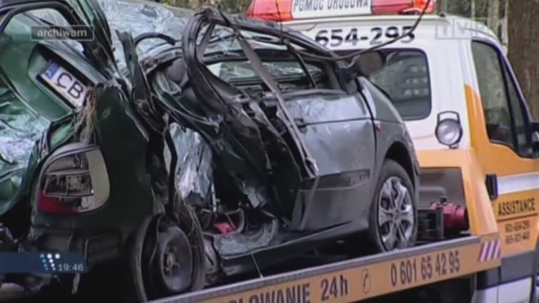 Renault Scenic, którym podróżowało dziewięć osób, zostało kompletnie zniszczone Renault Scenic, którym podróżowało dziewięć osób, zostało kompletnie zniszczone