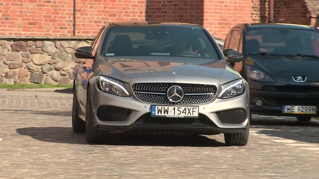 Mercedes C450 AMG
Sercem pojazdu jest 3-litrowy silnik benzynowy V6 z podwójnym doładowaniem. Jednostka generuje 367 KM. 100 km/h na liczniku zobaczymy po upływie 4,7 s, a co ciekawe napęd nie jest przekazywany na tylną oś, ale na cztery koła.
Fot. TVN Turbo / x-news Mercedes C450 AMG
Sercem pojazdu jest 3-litrowy silnik benzynowy V6 z podwójnym doładowaniem. Jednostka generuje 367 KM. 100 km/h na liczniku zobaczymy po upływie 4,7 s, a co ciekawe napęd nie jest przekazywany na tylną oś, ale na cztery koła.
Fot. TVN Turbo / x-news