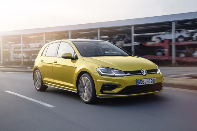 Volkswagen Golf
Dotychczas najtańszy Golf kosztował w Polsce 63 090 zł. Był wyposażony w 1,2-litrowy silniki TSI o mocy 85 KM i w wyposażeniu Start. Odświeżone auto będzie kosztowało od 66 990 zł.
Fot. Volkswagen Volkswagen Golf
Dotychczas najtańszy Golf kosztował w Polsce 63 090 zł. Był wyposażony w 1,2-litrowy silniki TSI o mocy 85 KM i w wyposażeniu Start. Odświeżone auto będzie kosztowało od 66 990 zł.
Fot. Volkswagen