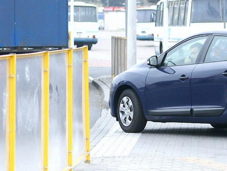 Barierki ograniczają widoczność na krajowej jedynce we Włocławku Barierki ograniczają widoczność na krajowej jedynce we Włocławku