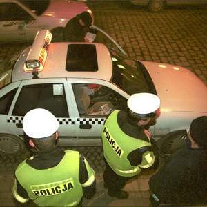 Fot. T. Rytych: Jeśli kontrolujący samochód policjant ma bystre oko, może znaleźć drobiazg, który kierowcę będzie sporo kosztował... Fot. T. Rytych: Jeśli kontrolujący samochód policjant ma bystre oko, może znaleźć drobiazg, który kierowcę będzie sporo kosztował...